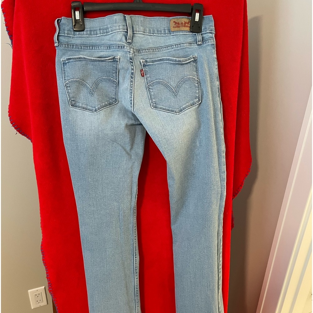 Brand: Levi’s (Blue)                                              Size: 7